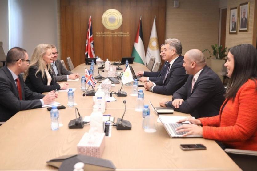 محافظ سلطة النقد يلتقي القنصل البريطاني العام