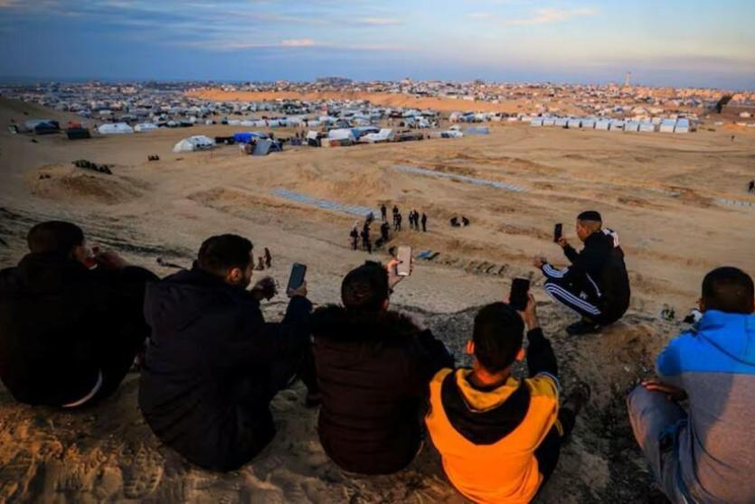 خاص| بين رفاهية زائفة وواقع مدمر: هل تمرّر إسرائيل رسائل مضلّلة عبر الهواتف الذكية في غزة؟