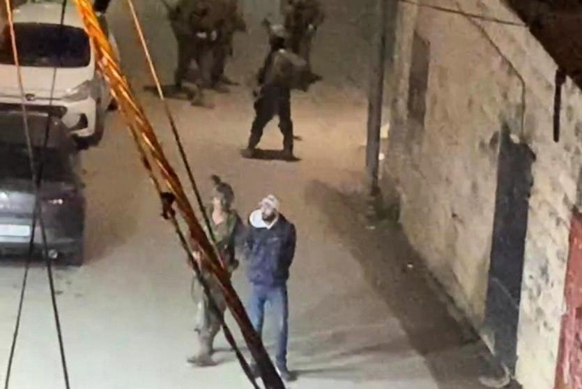 الاحتلال يعتقل شابا 