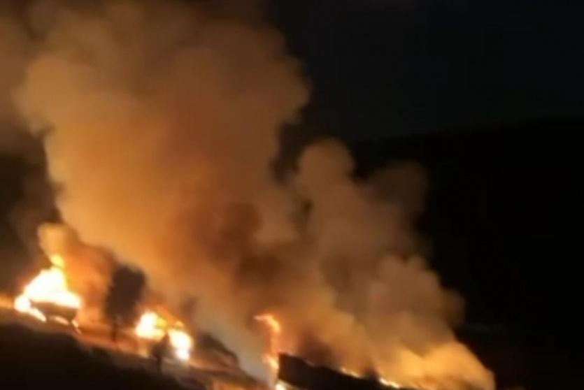 إصابتان وإحراق مساكن ومركبات في هجوم للمستوطنين على تجمع خلة السدرة قرب مخماس