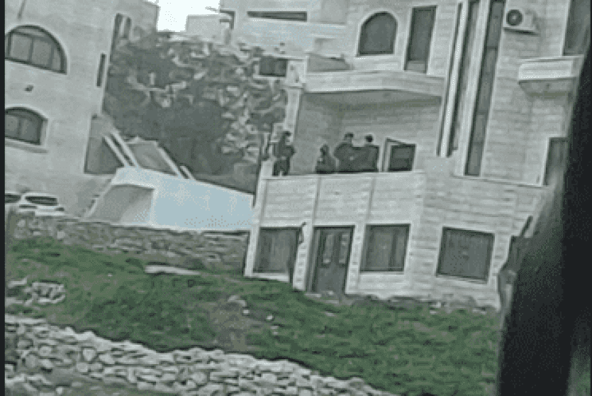 قوات الاحتلال تحوّل منزلا إلى ثكنة عسكرية في حزما شمال شرق القدس