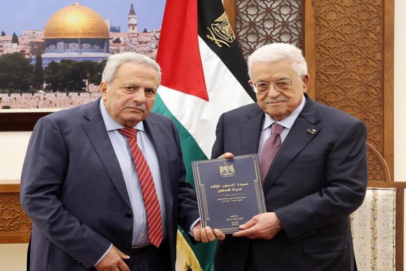 الرئيس محمود عباس خلال تسلمه الدستور المؤقت لدولة فلسطين 