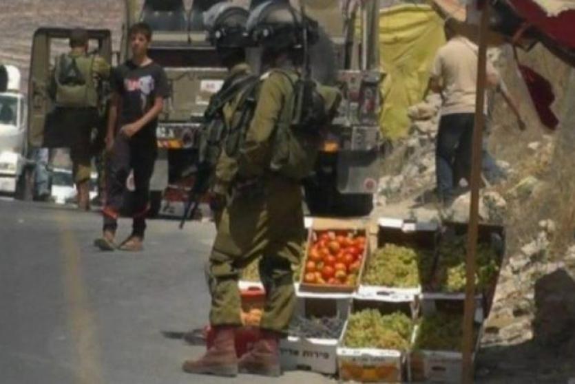 الاحتلال يزيل بسطات تجارية