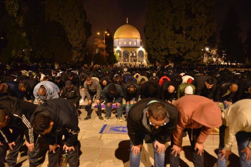 60 ألف مصلٍ يؤدون العشاء والتراويح في 