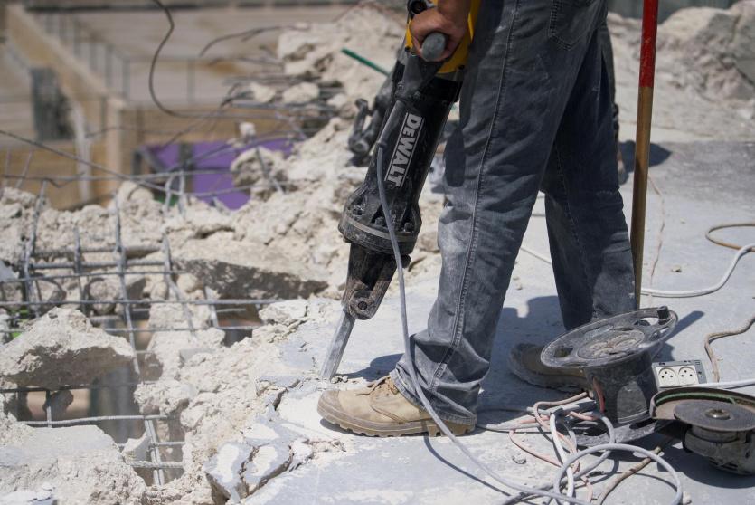 الاحتلال يجبر مواطنا مقدسيا على هدم منزله في بلدة العيسوية