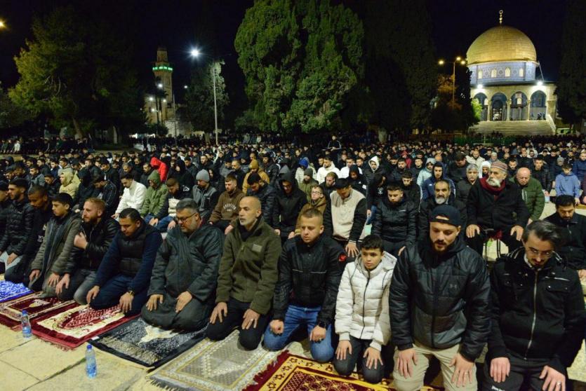 50 ألف مصلٍ يؤدون صلاتي العشاء والتراويح في المسجد الأقصى