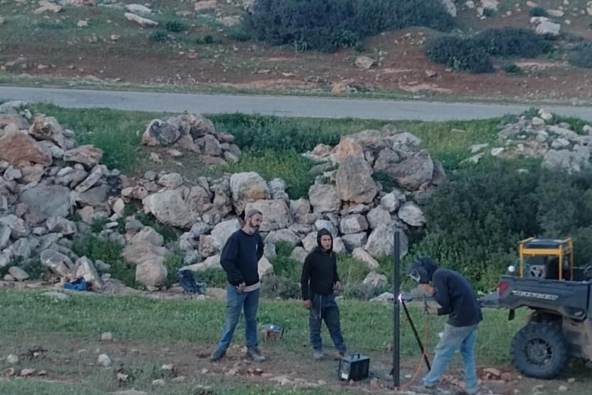 مستوطنون يسيّجون عشرات الدونمات من الأراضي الرعوية شرق طوباس