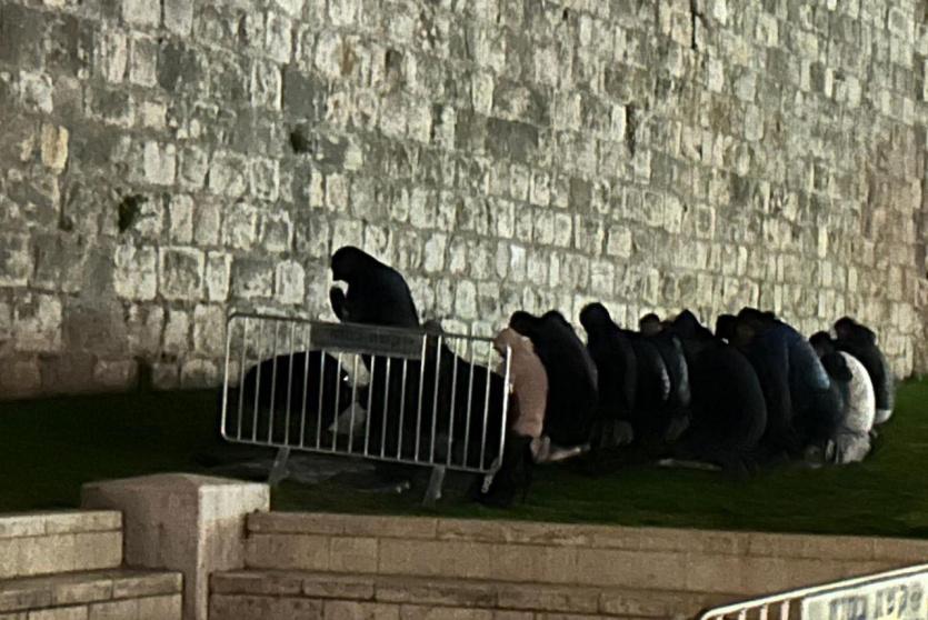 قوات الاحتلال تمنع المصلين من أداء صلاة التراويح في أحياء القدس مع استمرار إغلاق الأقصى