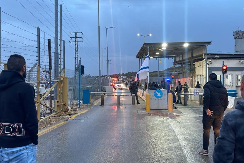 الاحتلال يصيب مواطنا بالرصاص ويعتدي على نجله عند حاجز بيت إكسا