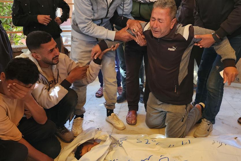 شهيد ومصابون إثر قصف الاحتلال وسط قطاع غزة