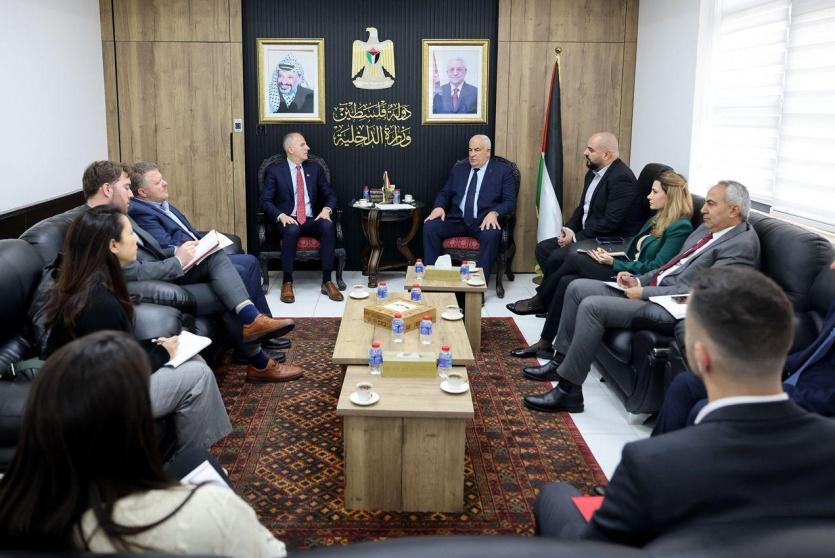 وزير الداخلية يبحث مع رئيس مكتب الممثلية الكندية تطورات الأوضاع الراهنة في الأراضي الفلسطينية