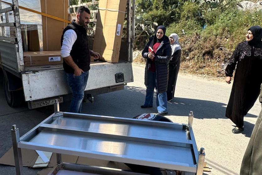 جانب من تسليم المعدات