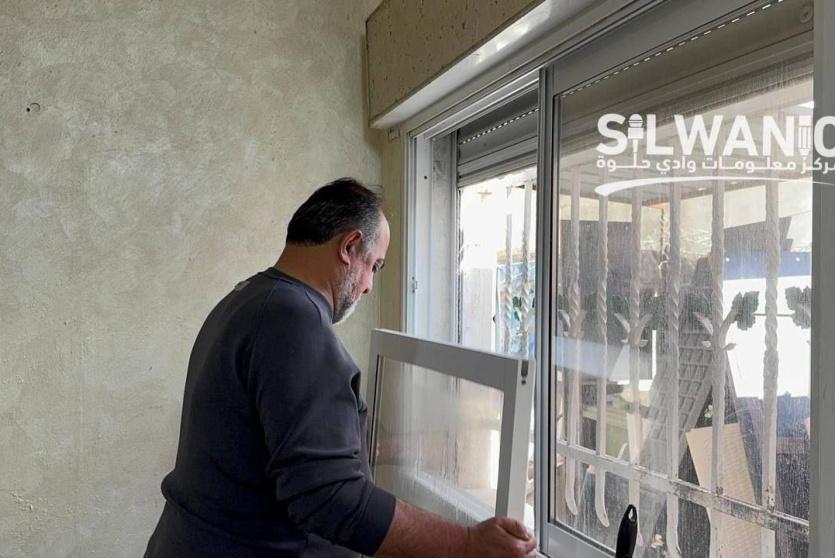 مقدسي يشرع بإخلاء منزله في سلوان تمهيداً لهدمه 