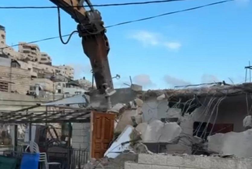 الاحتلال يُجبر مواطنا على هدم منزله في حي البستان ببلدة سلوان