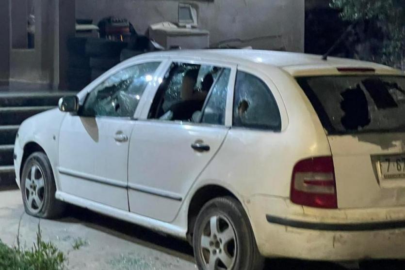 مستوطنون يهاجمون مركبات المواطنين شمال الخليل