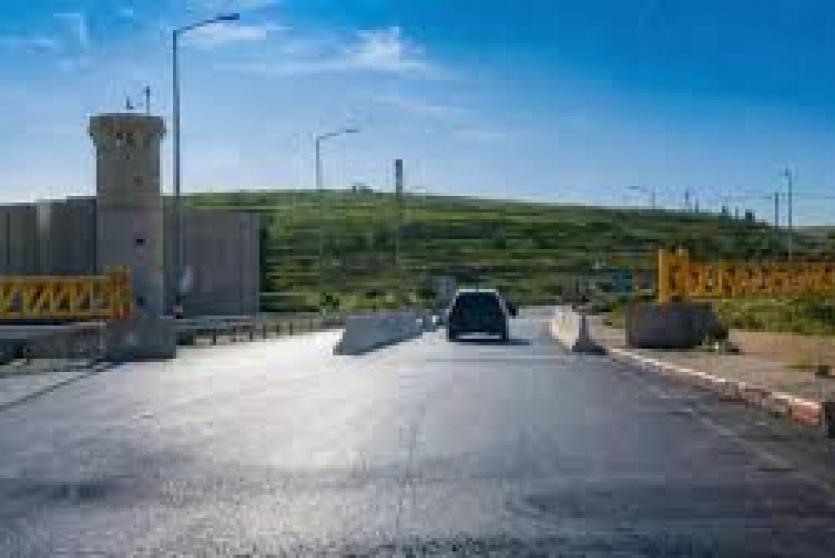 الاحتلال ينصب بوابة جديدة عند مدخل البيرة الشمالي