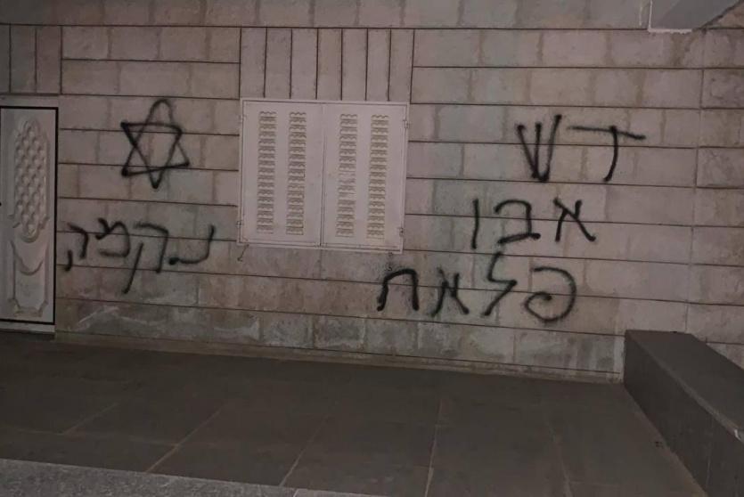 مستوطنون يحرقون منزلا ومركبة في بلدة ترمسعيا