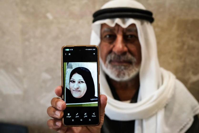 والد السيدة رجاء عويس يحمل صورتها - ارشيف