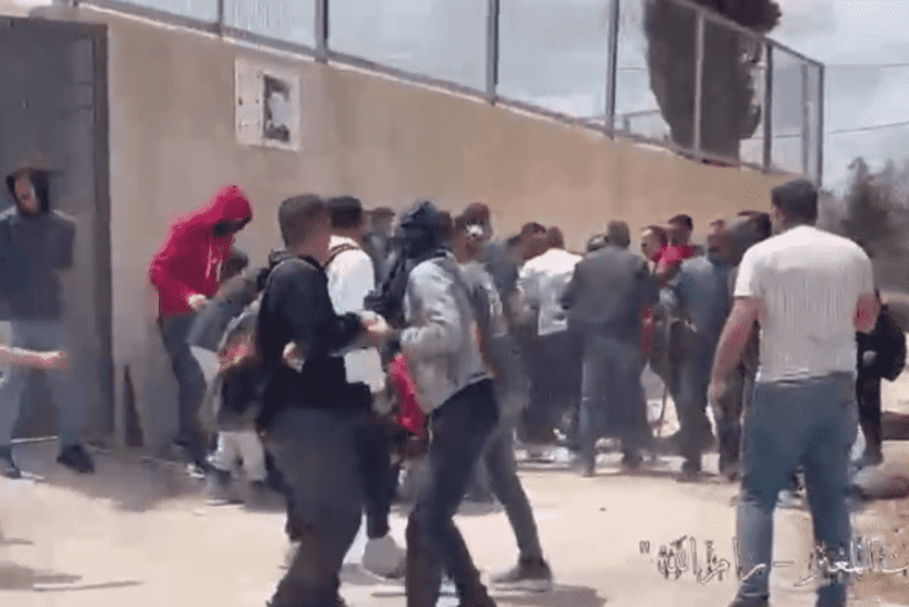 من أمام المدرسة في المغير