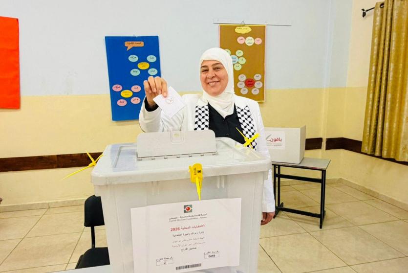 غنام تدلي بصوتها في الانتخابات المحلية بدير دبوان