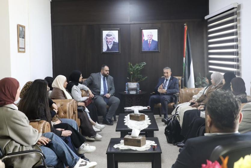 وزير العدل يستقبل وفداً من طلبة 