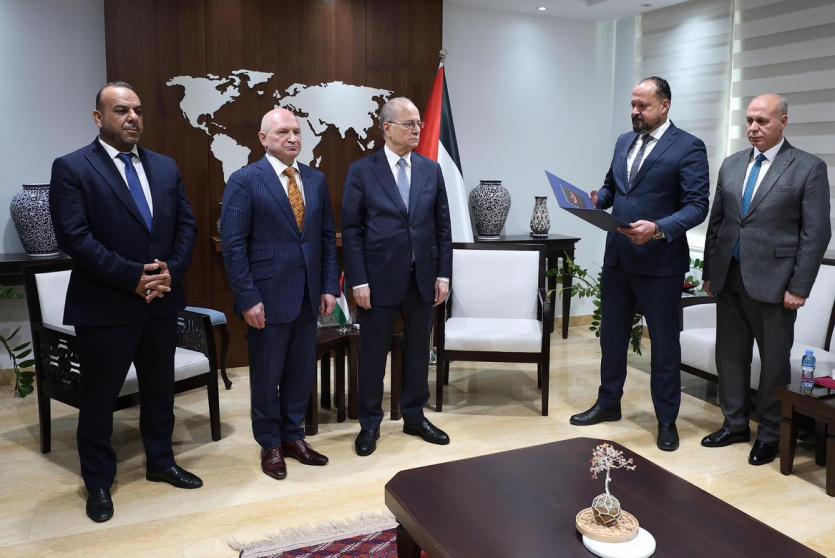 الرئيس يمنح الشاعر الروسي فاديم تيريوخين وسام الثقافة والعلوم والفنون مستوى التألق