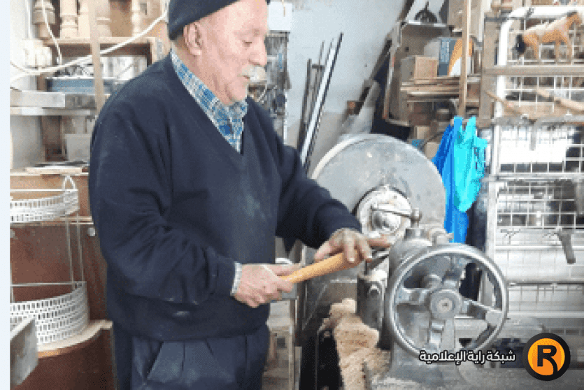 أبو عيسى فريج يتمسك بمهنة اندثرت 