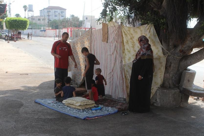 يحدث في غزة:عائلة تفترش الأرض وتلتحف السماء..