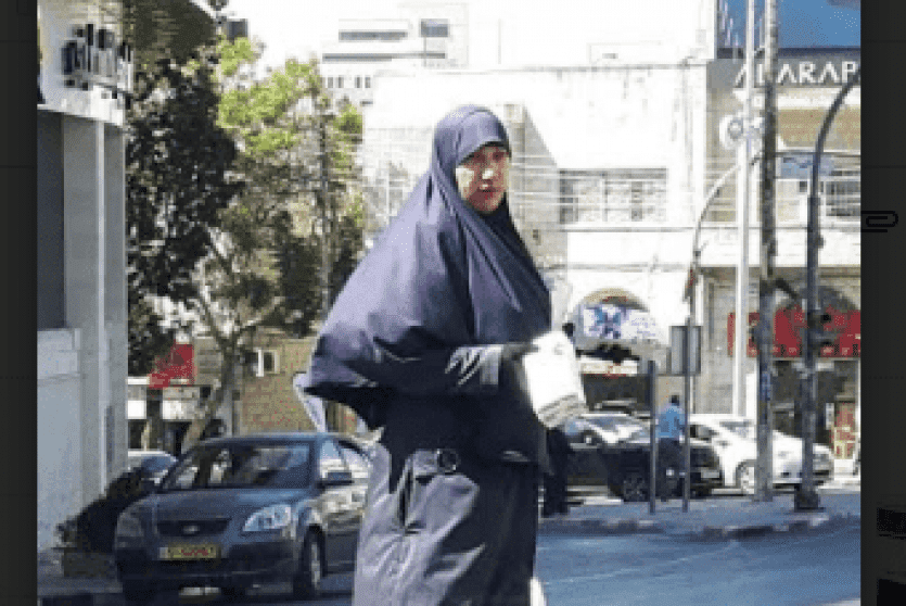 إخلاص.. ربة المنزل وبائعة "المحارم" على الإشارة الضوئية