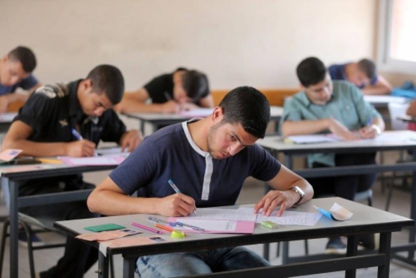 طلاب يقدمون امتحانات - ارشيف 