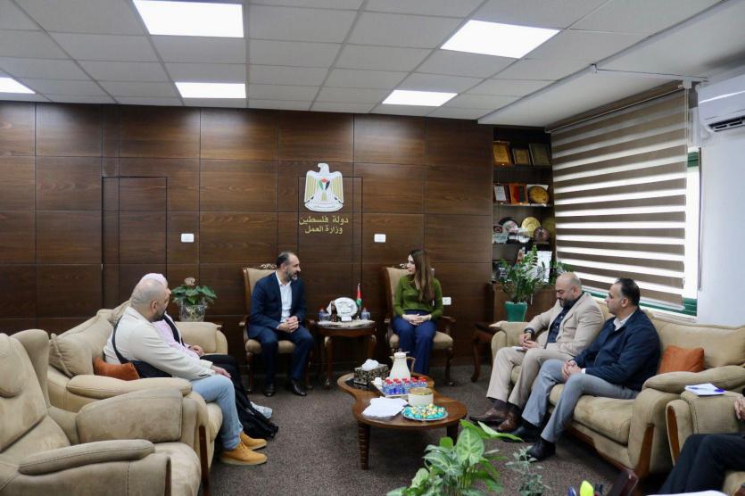 وزيرة العمل تبحث تعزيز تمكين النساء وذوي الإعاقة اقتصادياً مع مؤسسة شركاء في التنمية المستدامة